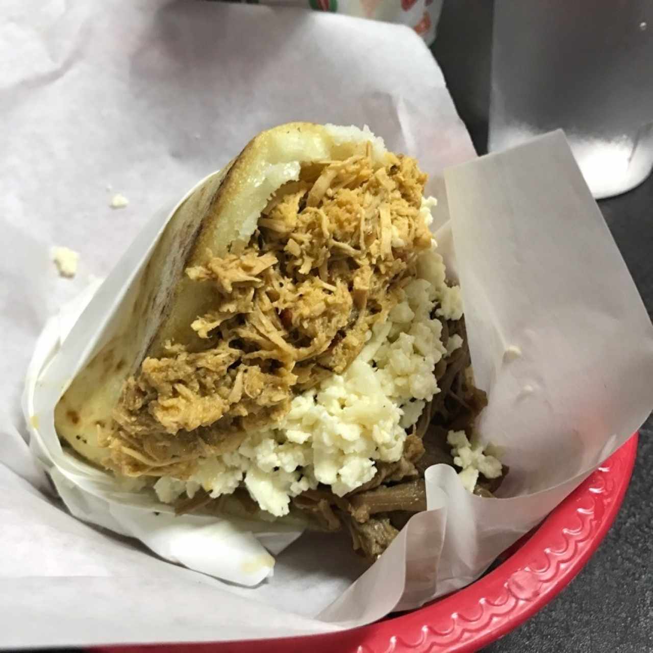 arepa de dos carnes (pollo desmechado y carne)