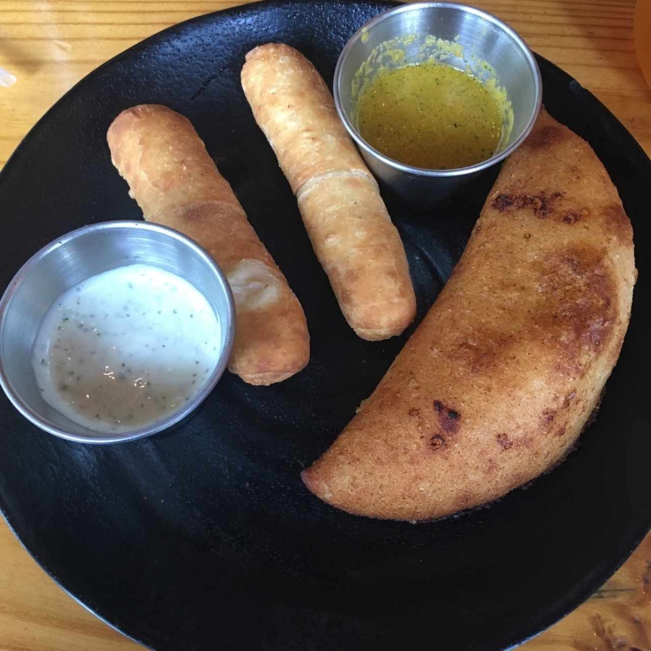 empanada tequeños y salsas