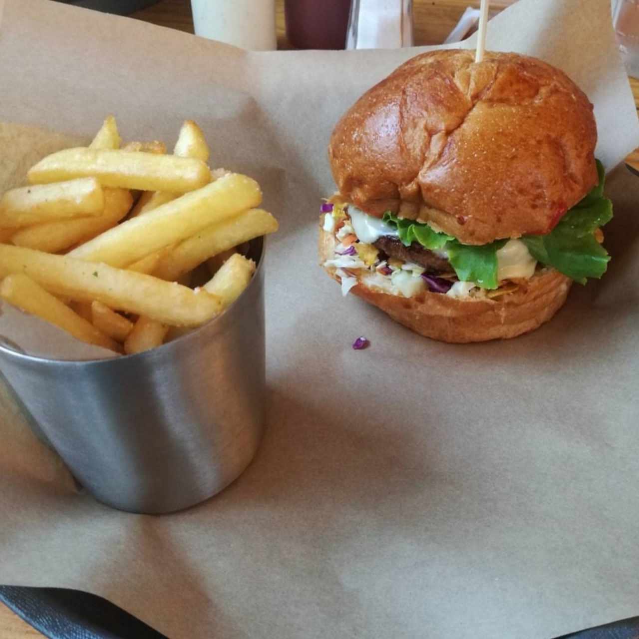 Devoro Burger con papas fritas