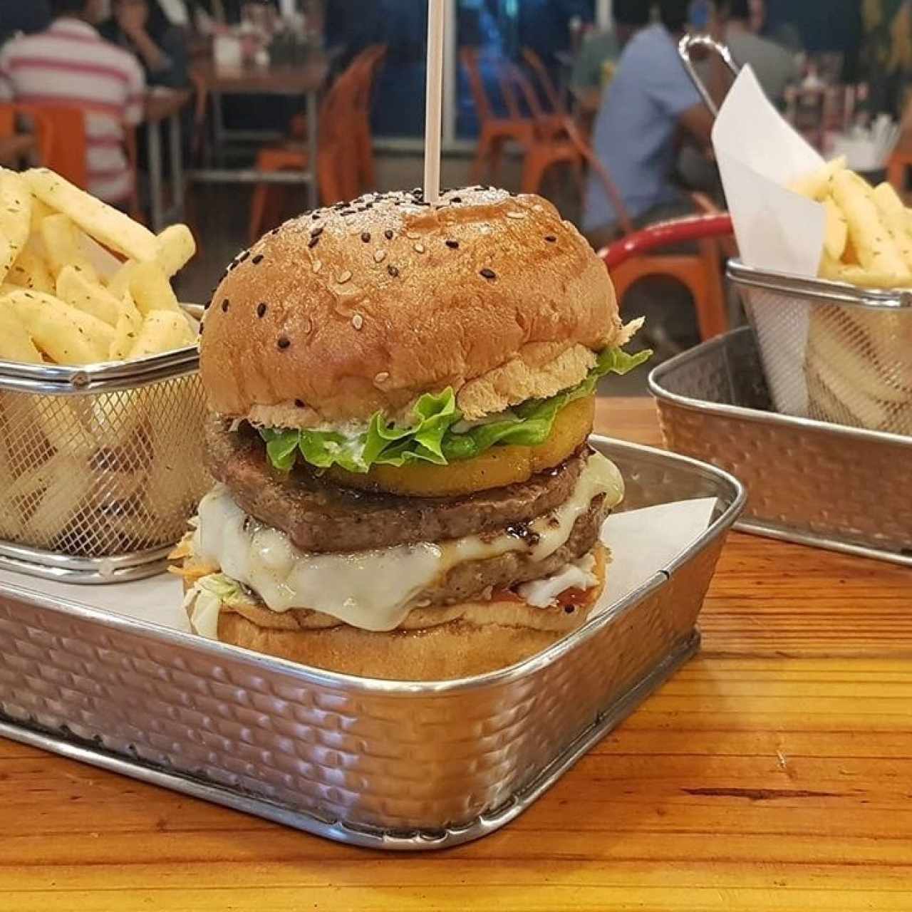 Devoro Burger con papas fritas