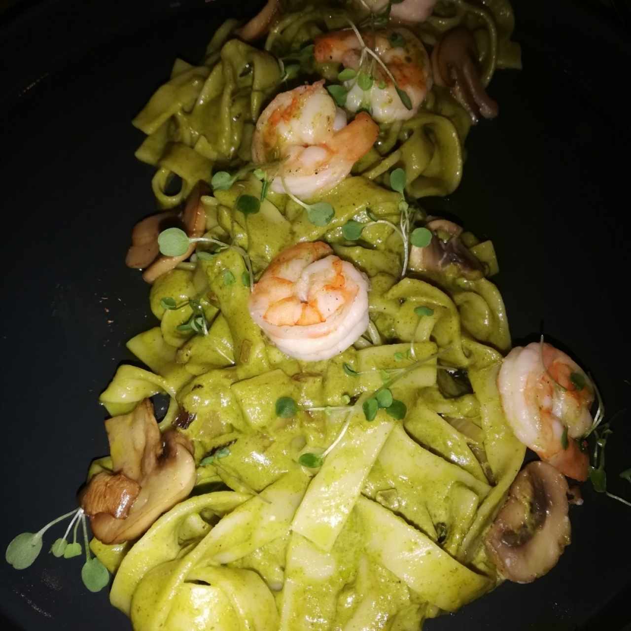 Pasta al pesto con camarones 