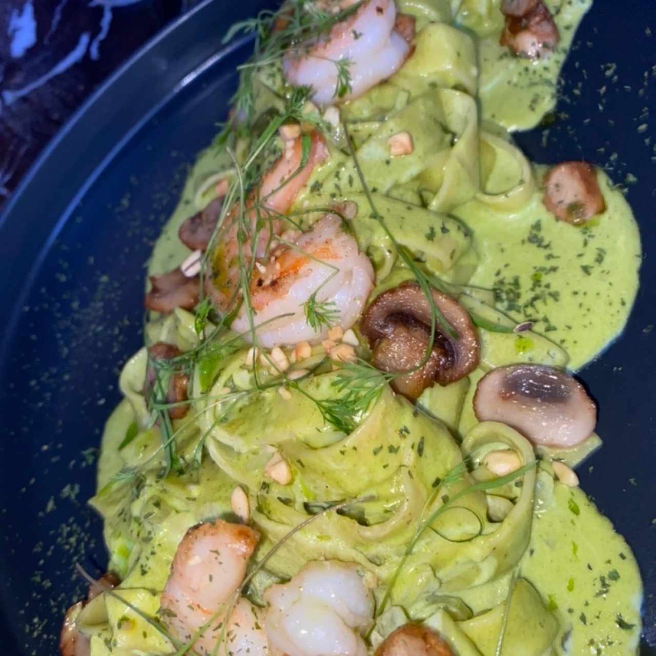 Pasta con Pesto y camarones