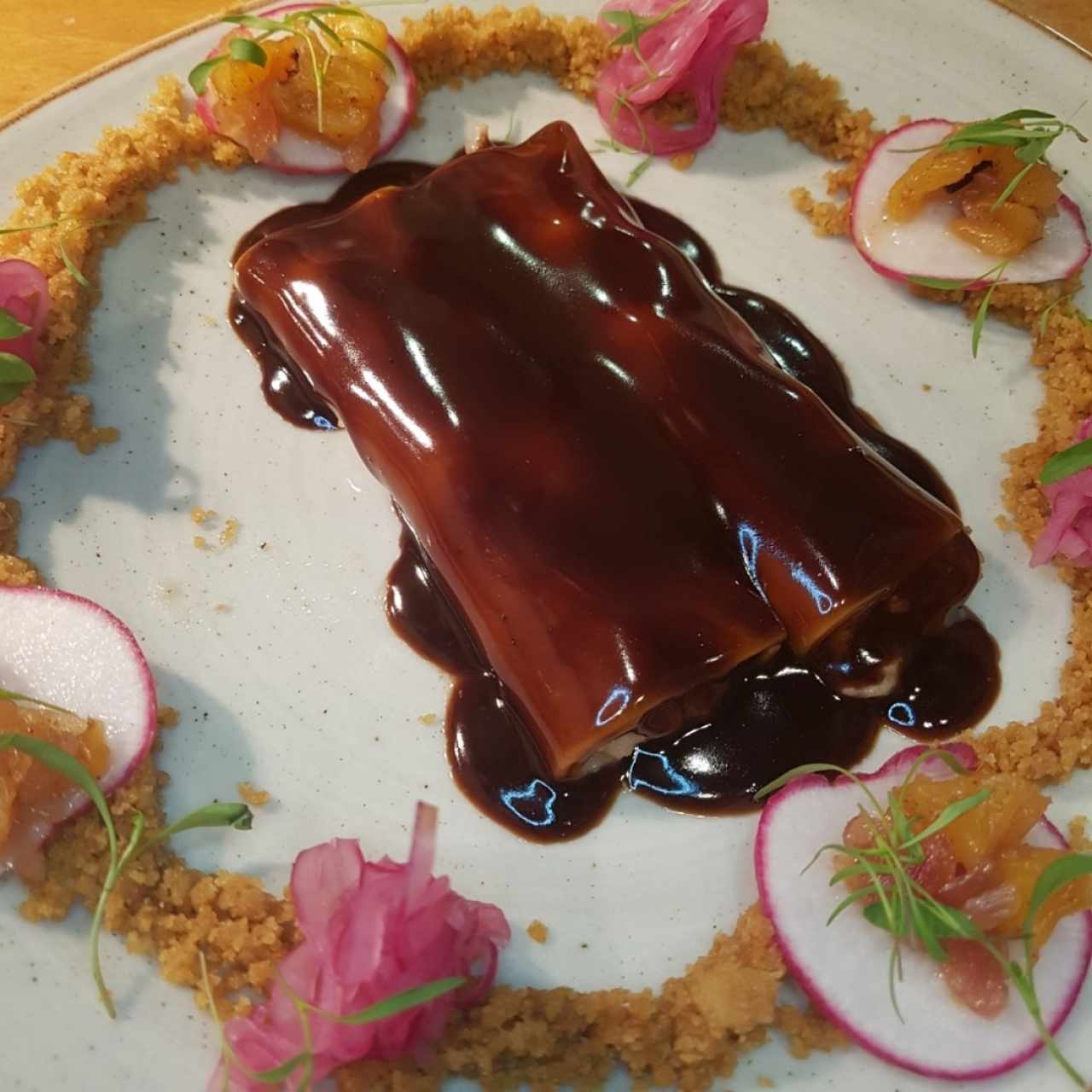 Canelón de cochinillo, chutney de piña y chicharrón