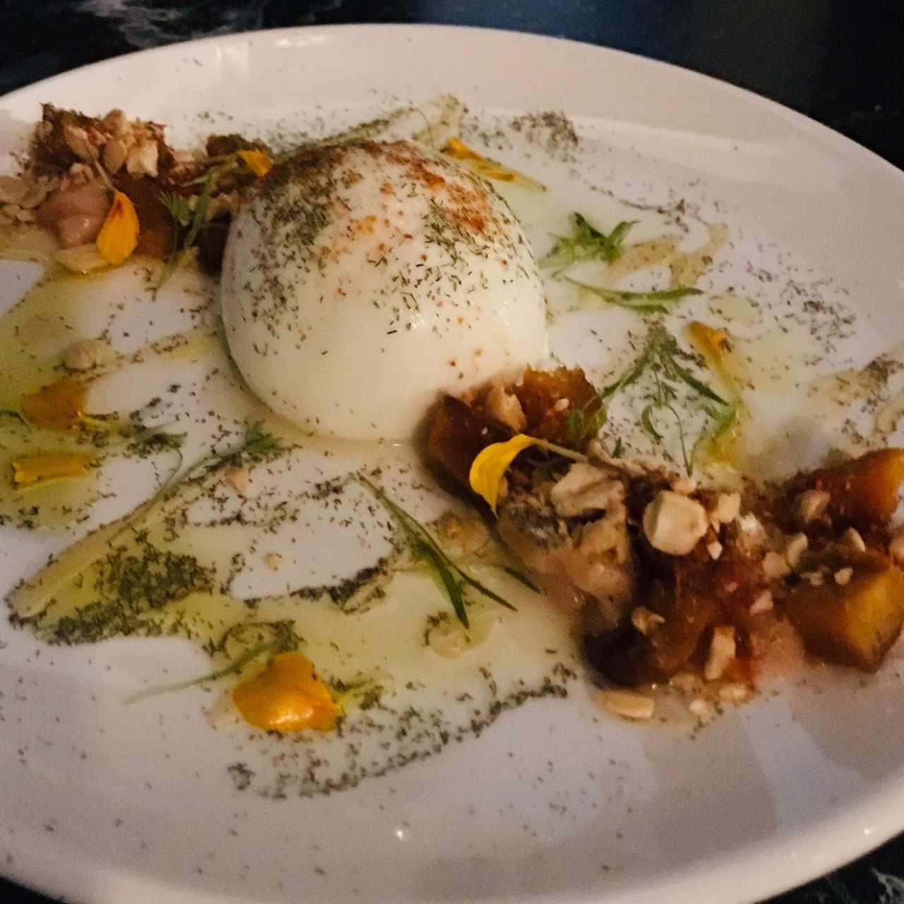 Burrata de búfala o la fusión entre el toque ahumado del salmón, el dulce natural del zapallo, el toque (podrás comer maní de mil maneras pero nunca unos pocos habían hecho tanto efecto en mi paladar) y salado del maní que en combinación con la miel, el aceite de oliva y las hiervas resulta una conjunción que mágicamente se neutraliza con un solo pedacito de la burrata, fresca y jugosa, que tiene por centro (y Reina) este plato. Sin duda alguna, lo volveré a pedir la próxima vez. ¡Bravo, Chef Jesús