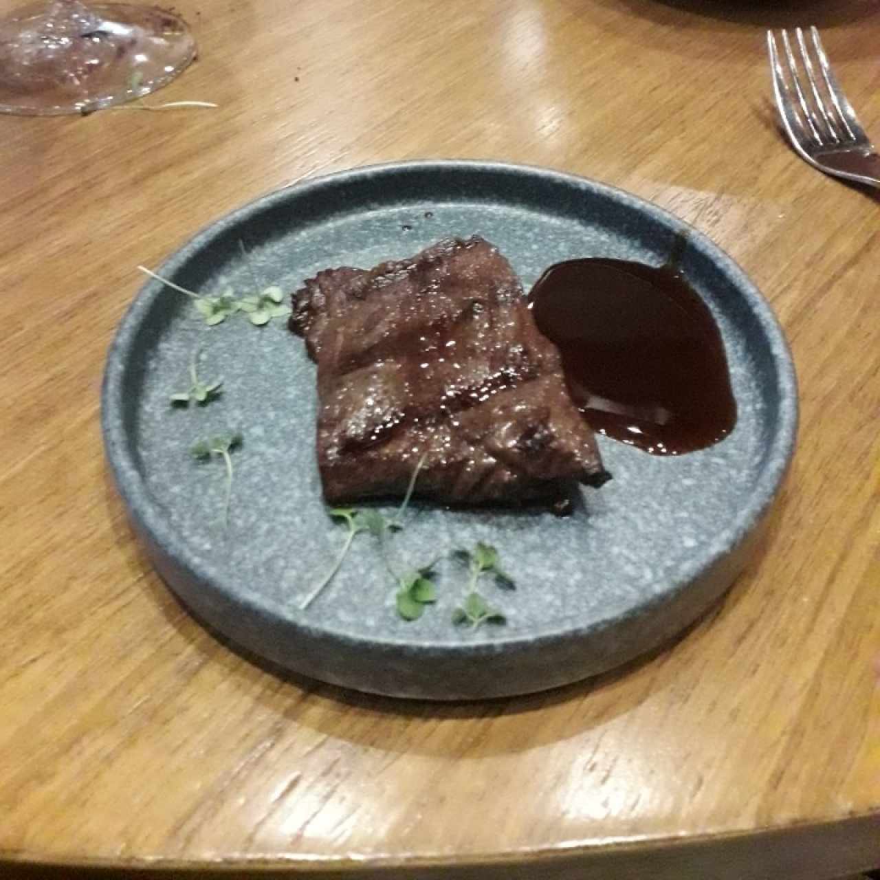 ENTRAÑA CON SALSA DEMI-GLACE DE RES Y CHOCOLATE