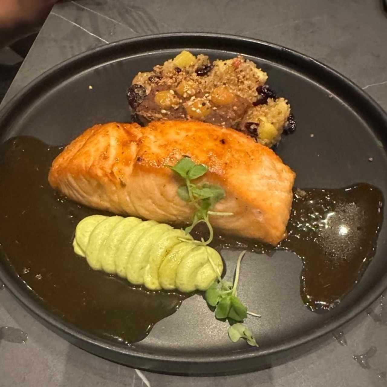 Salmon en salsa de maracuyá 