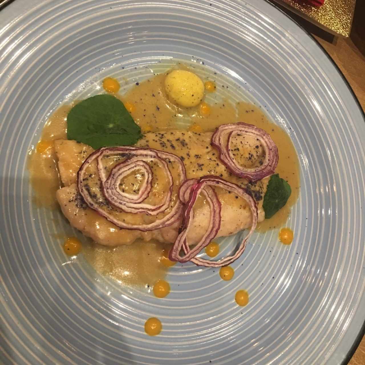 Pargo con curry, mango y coco