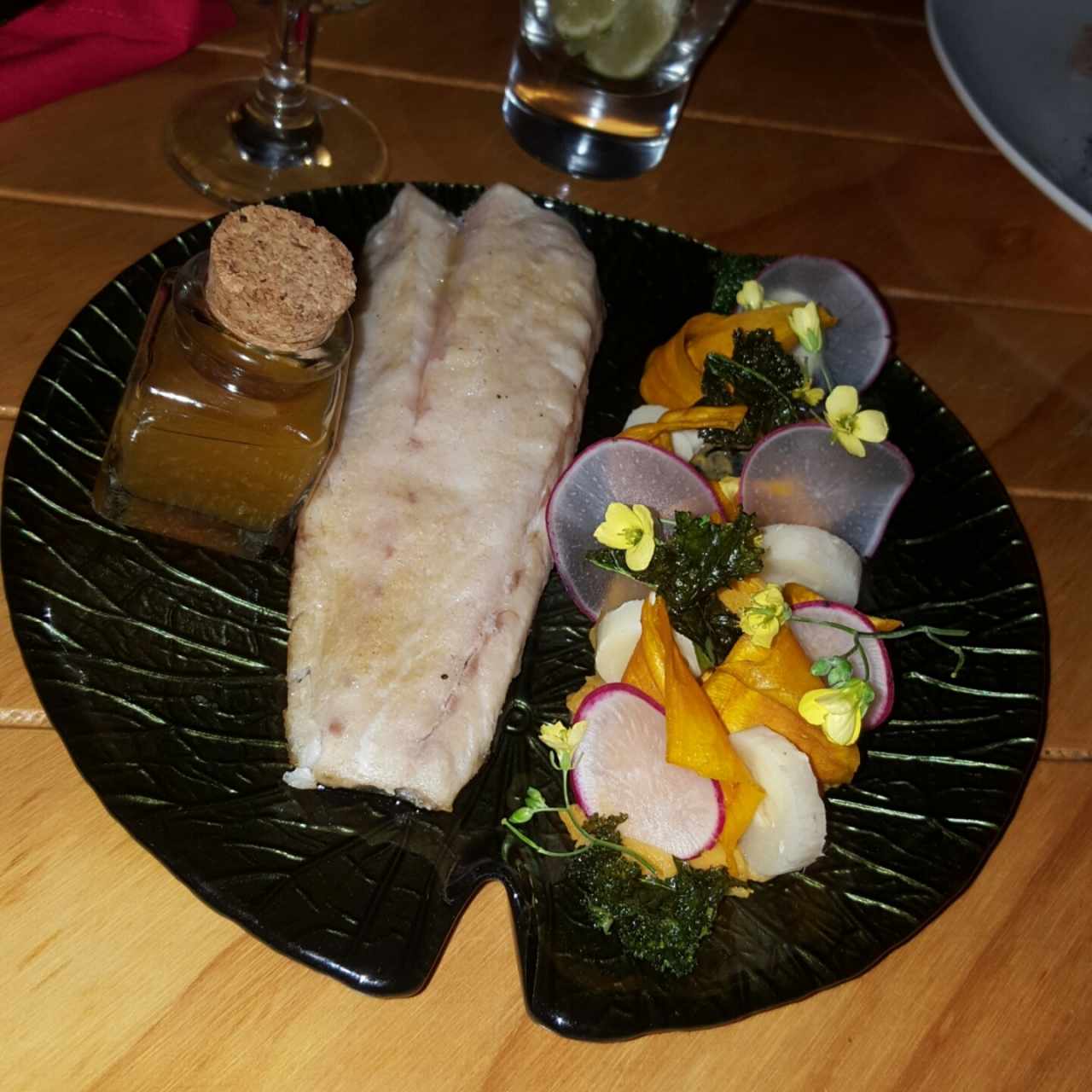 Corvina en salsa de azafrán, palmito y camote