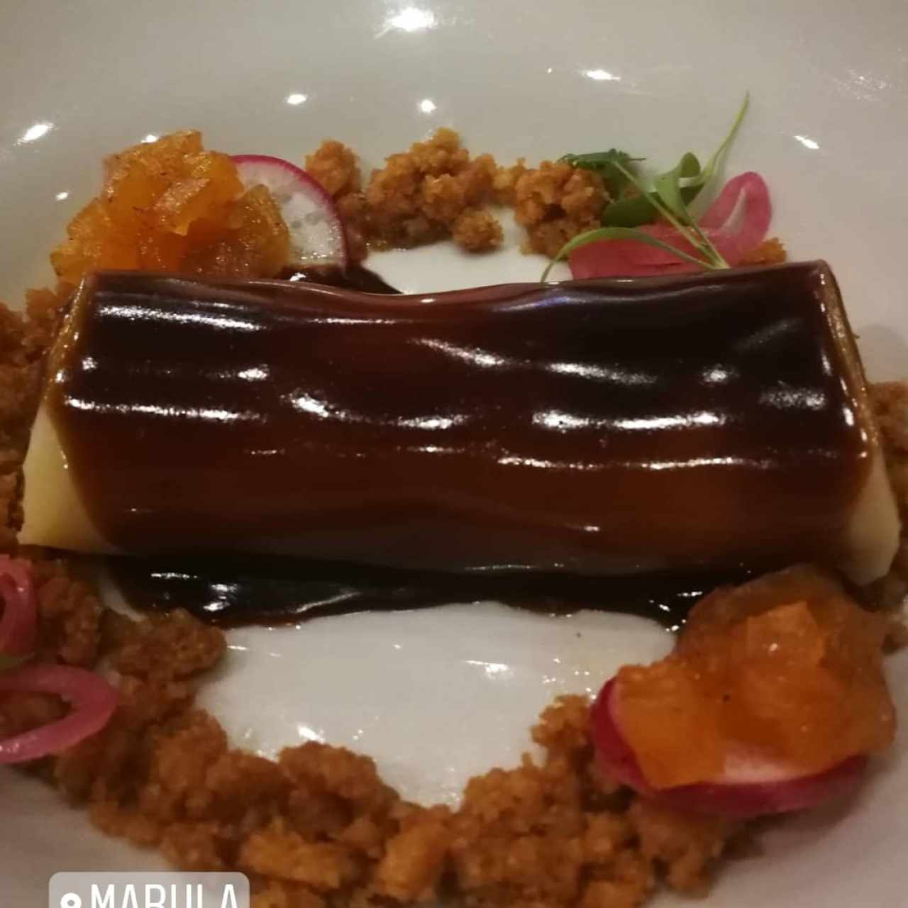 Canelón de cochinillo, chutney de piña y chicharrón