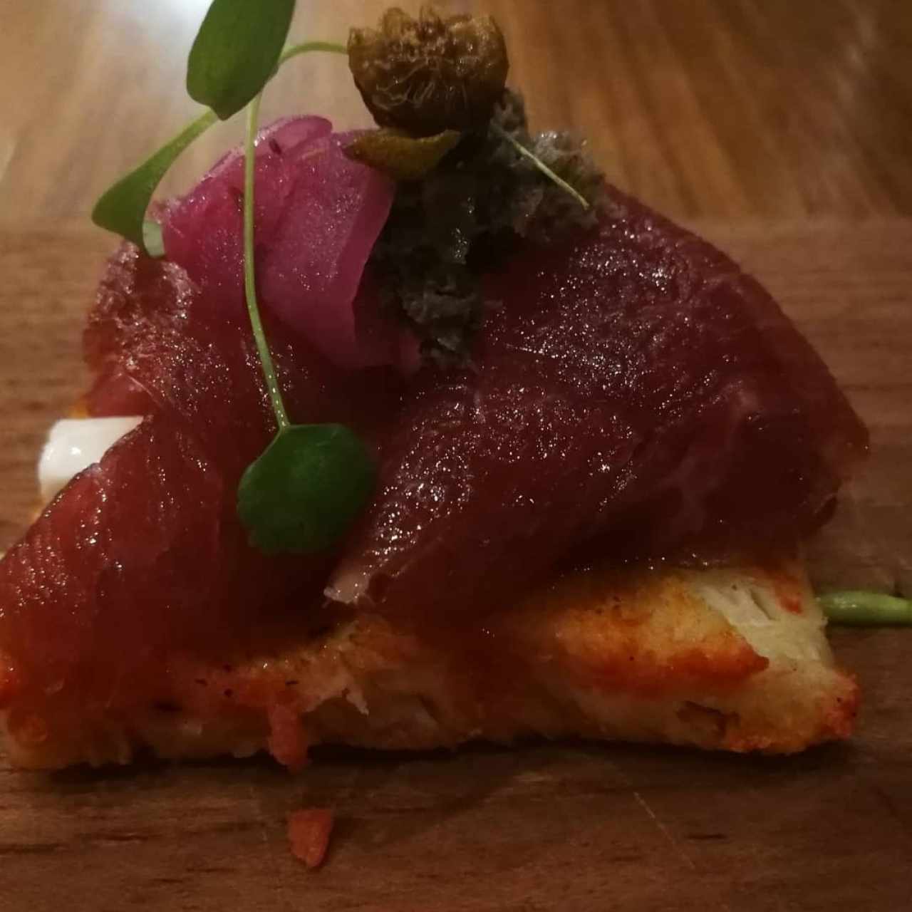 Carpaccio de Res con Torrija de tomate y pesto de culantro