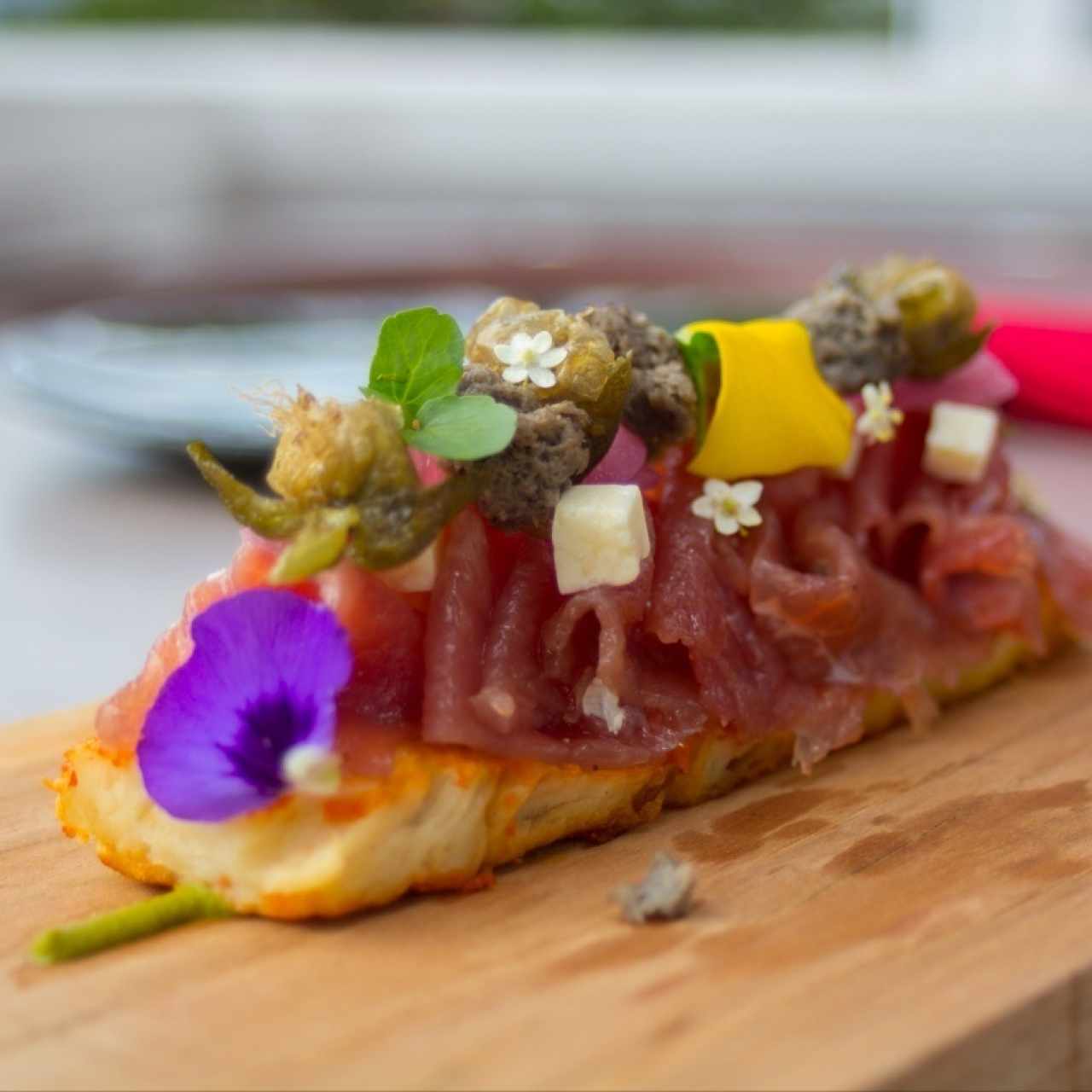 Carpaccio con torrija de tomate