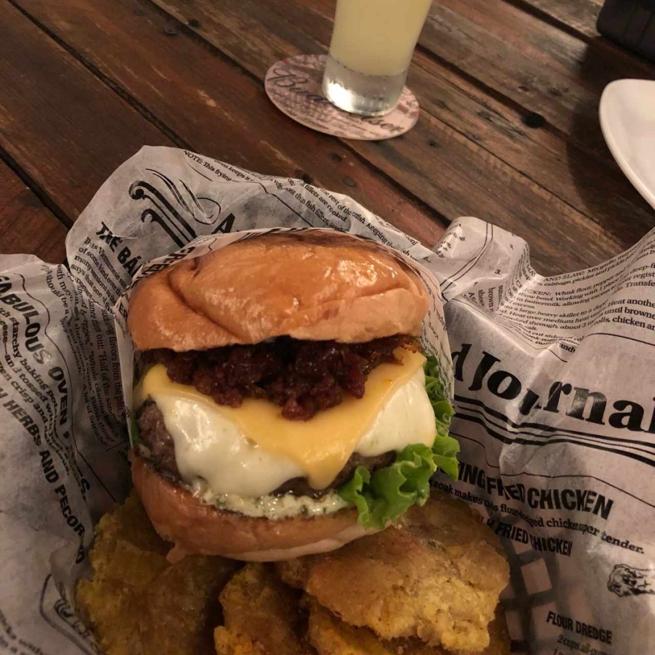 Hamburguesa La Criolla con porción de patacones.