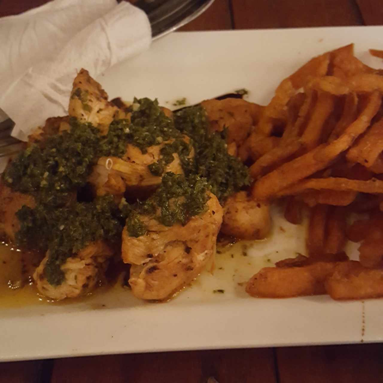 pollo con chimichurri y camote frito