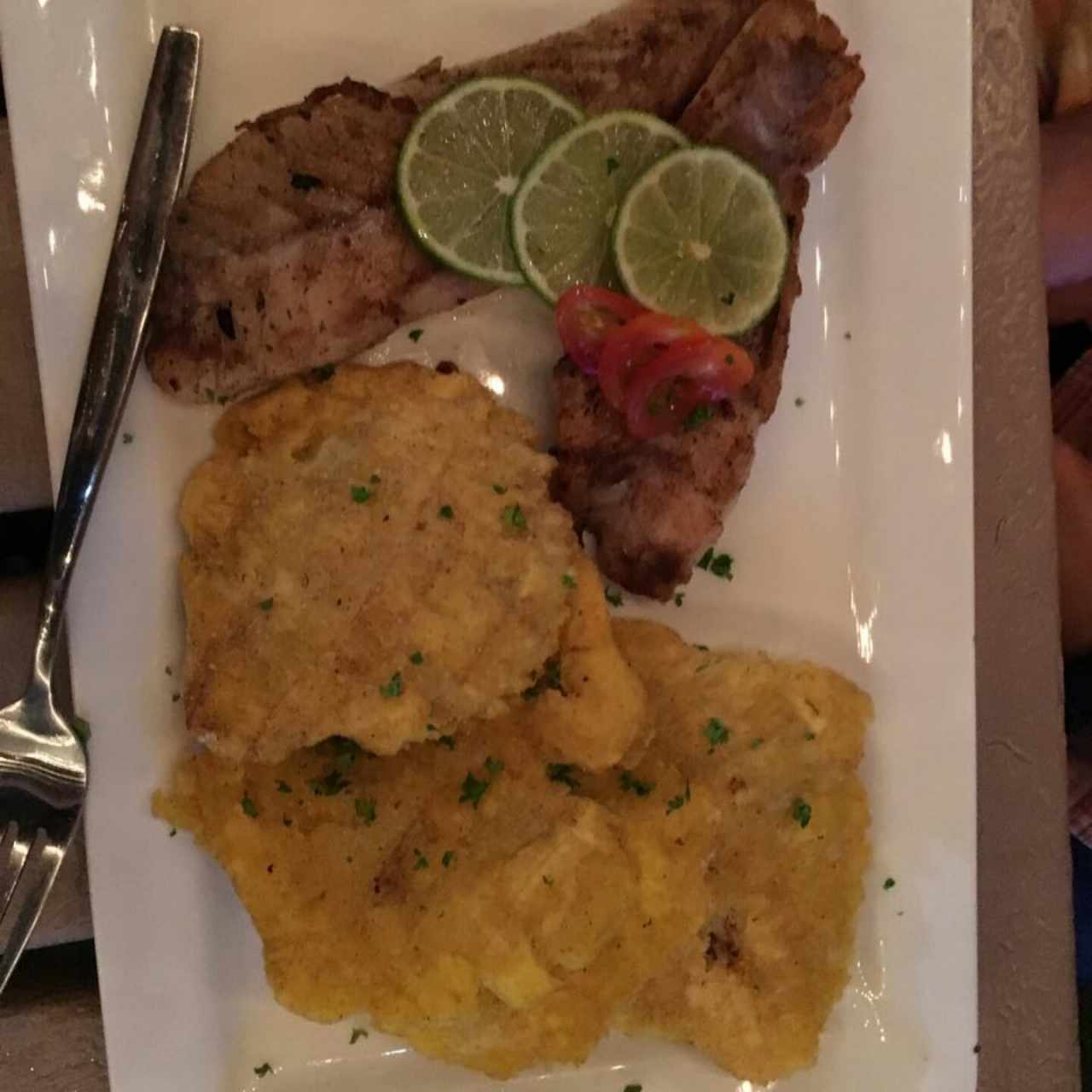 filete de pescado a la plancha + patacones