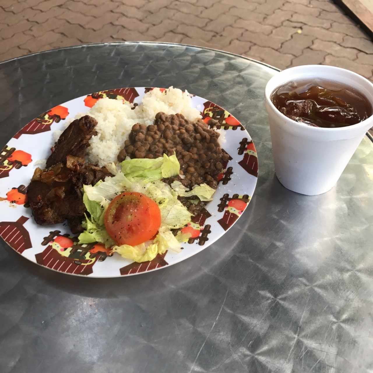 Menú ejecutivo, 3.5$, bistec encebollado, lentejas, arroz, ensalada verda y té frio.