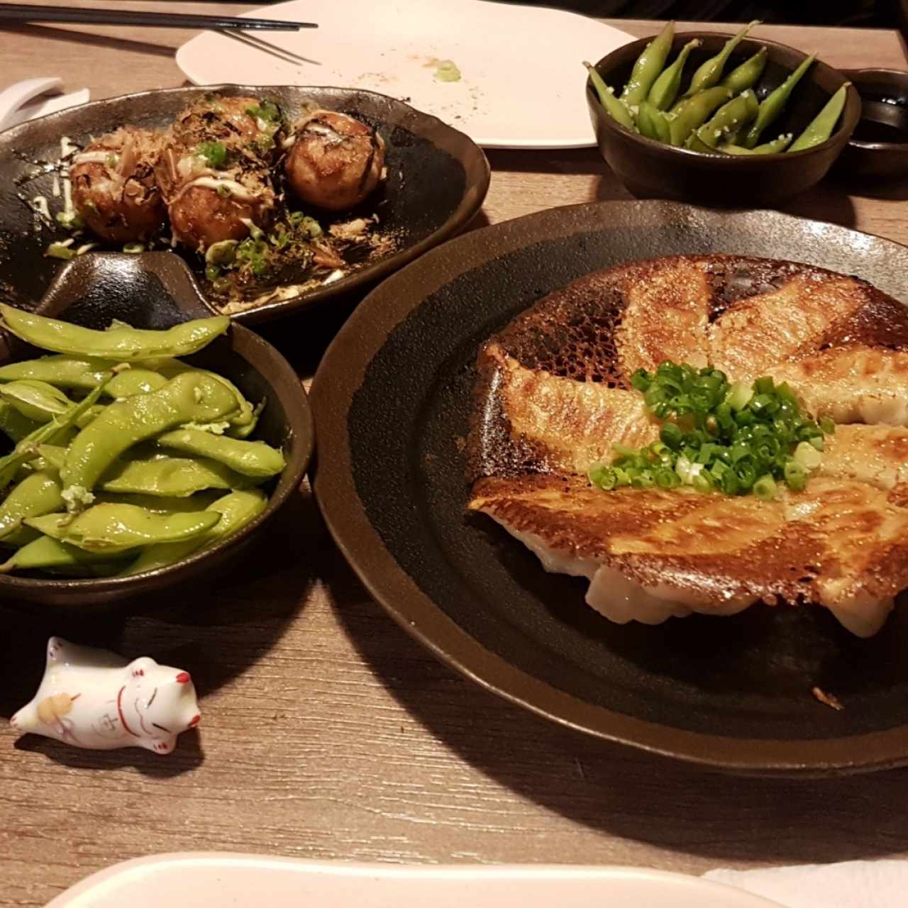 Edamame con sal, Takoyaki y gyozas