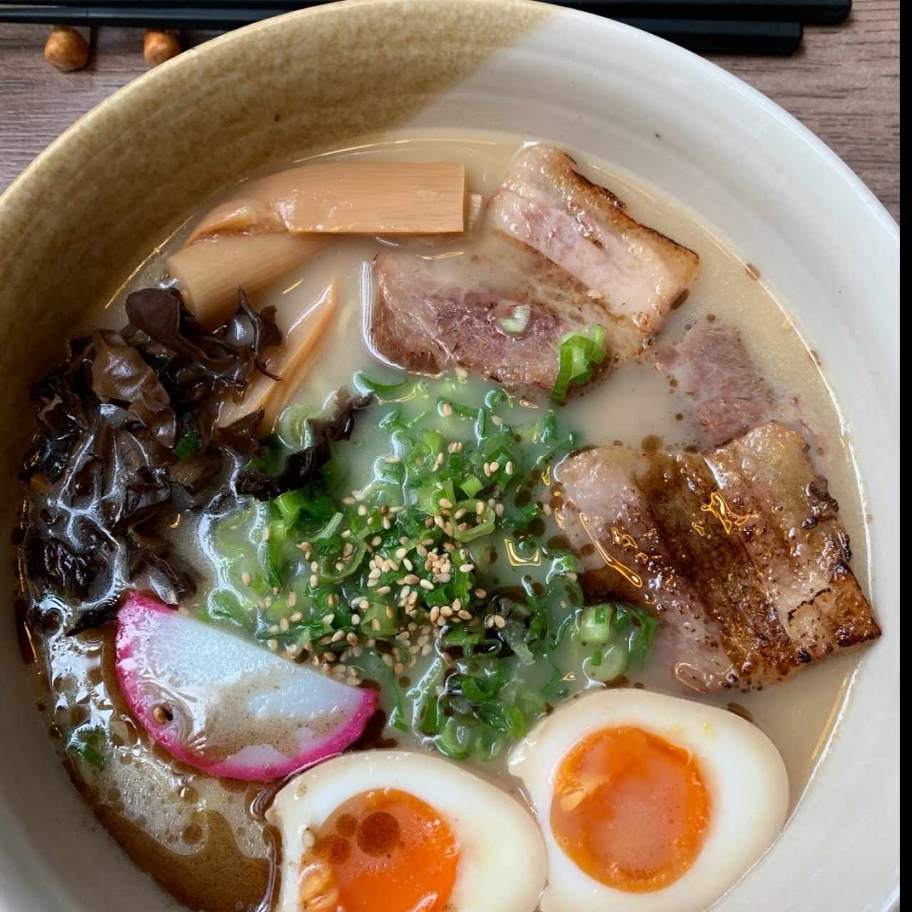 sopa ramen con puerco y huevo