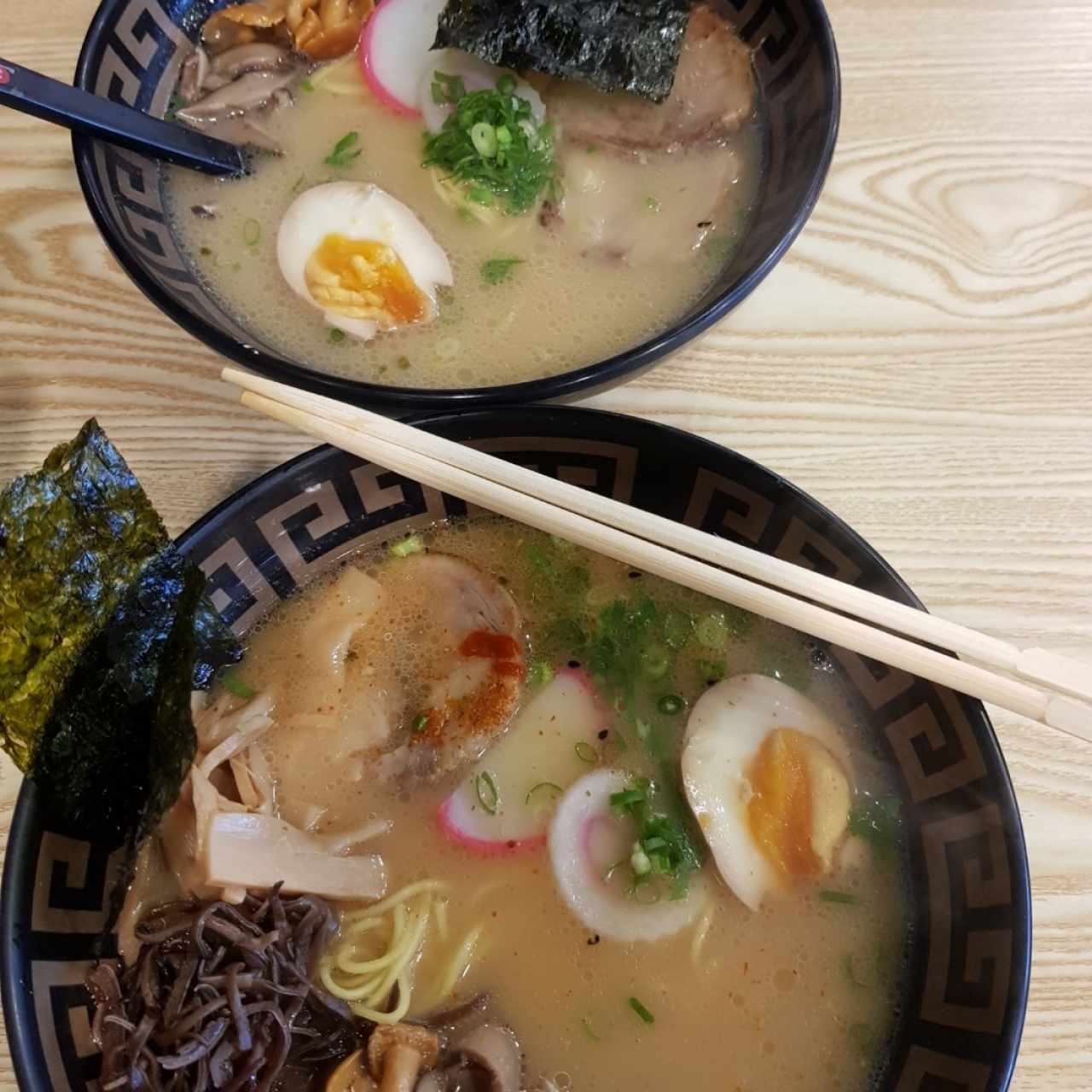 karai tonkotsu abajo y tonkotsu regular arriba