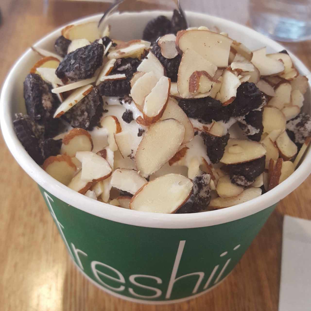 Frozen Yogurt con oreo y almendras