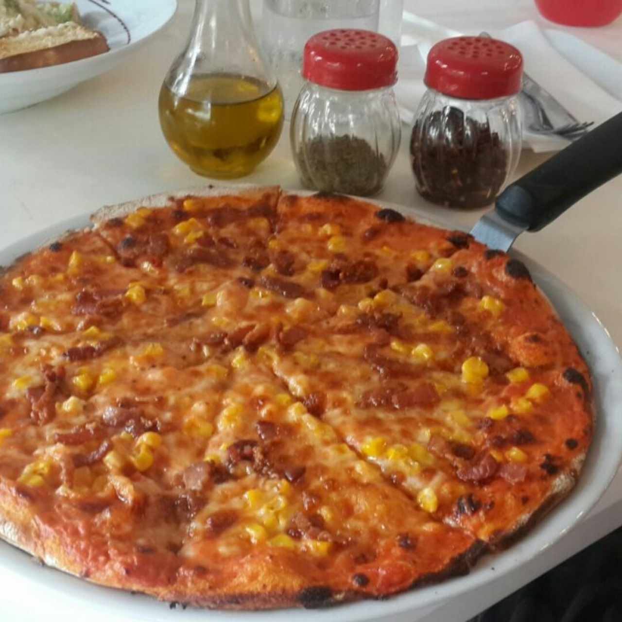 pizza salsa rose, bacon y maiz