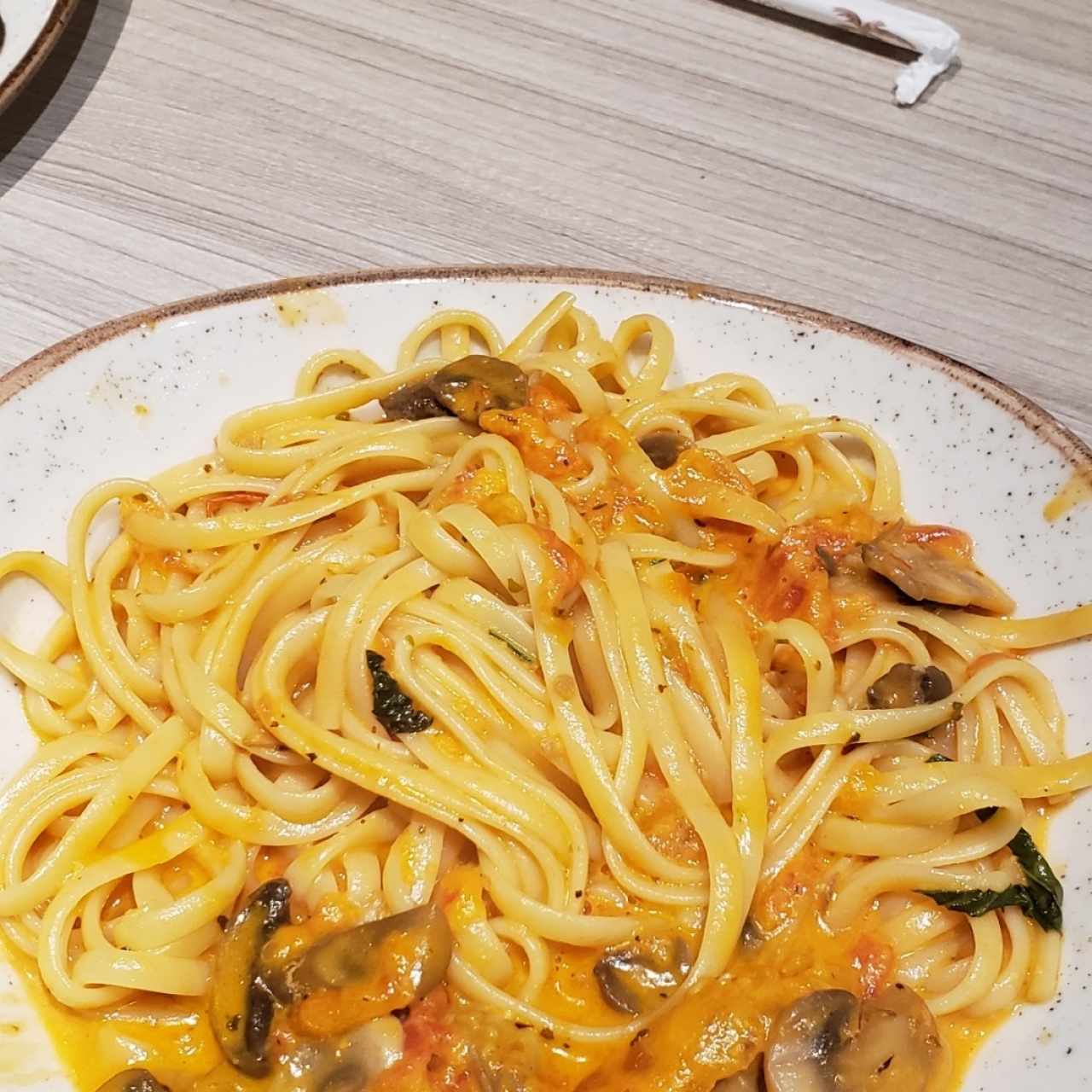 4. Linguine con Crema de Hongos