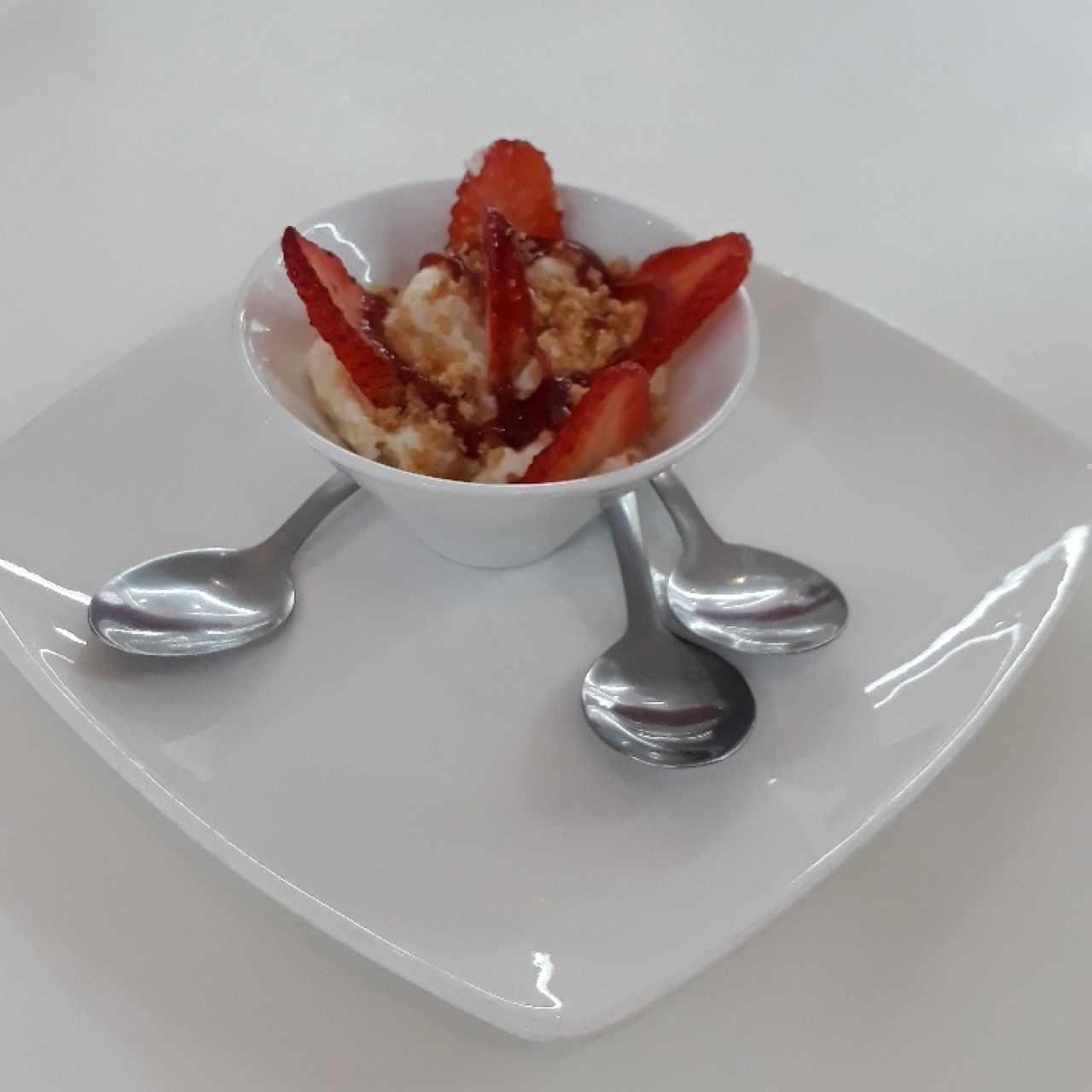 fresas con crema  (cortesía de la casa)😊