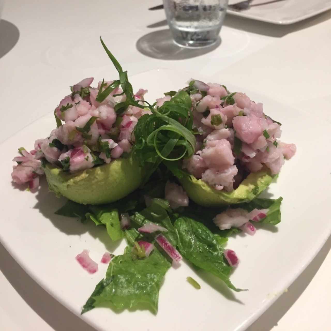 Aguacate relleno de ceviche