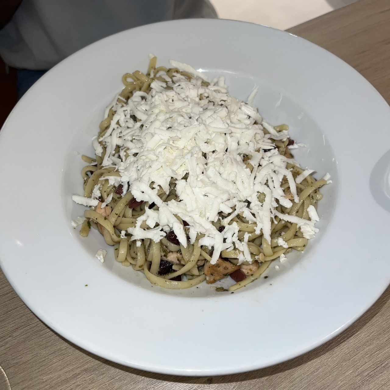 2. Linguine con queso Feta y Salmón