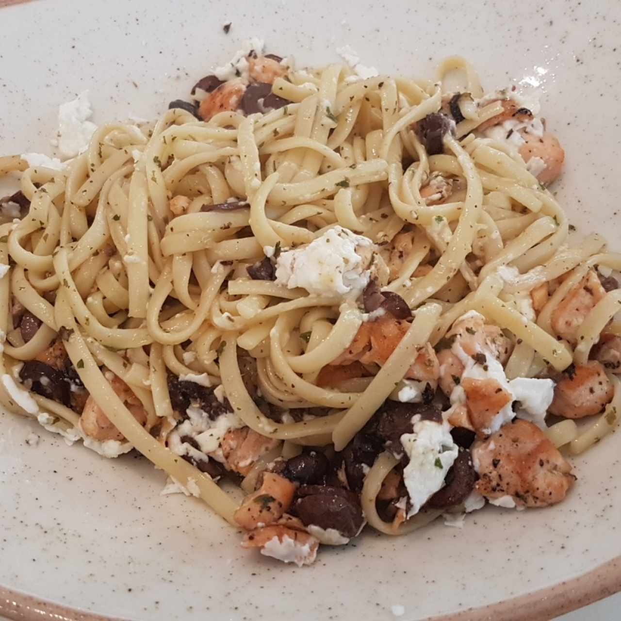 Linguini de salmón, aceitunas negras y queso fetta