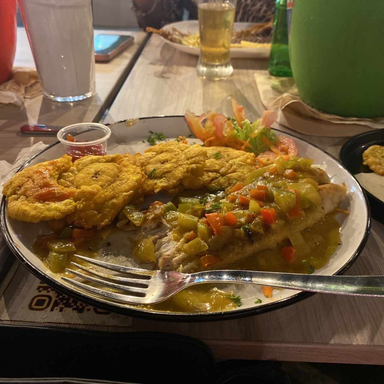 Filete de pescado a la caribeña con patacones 