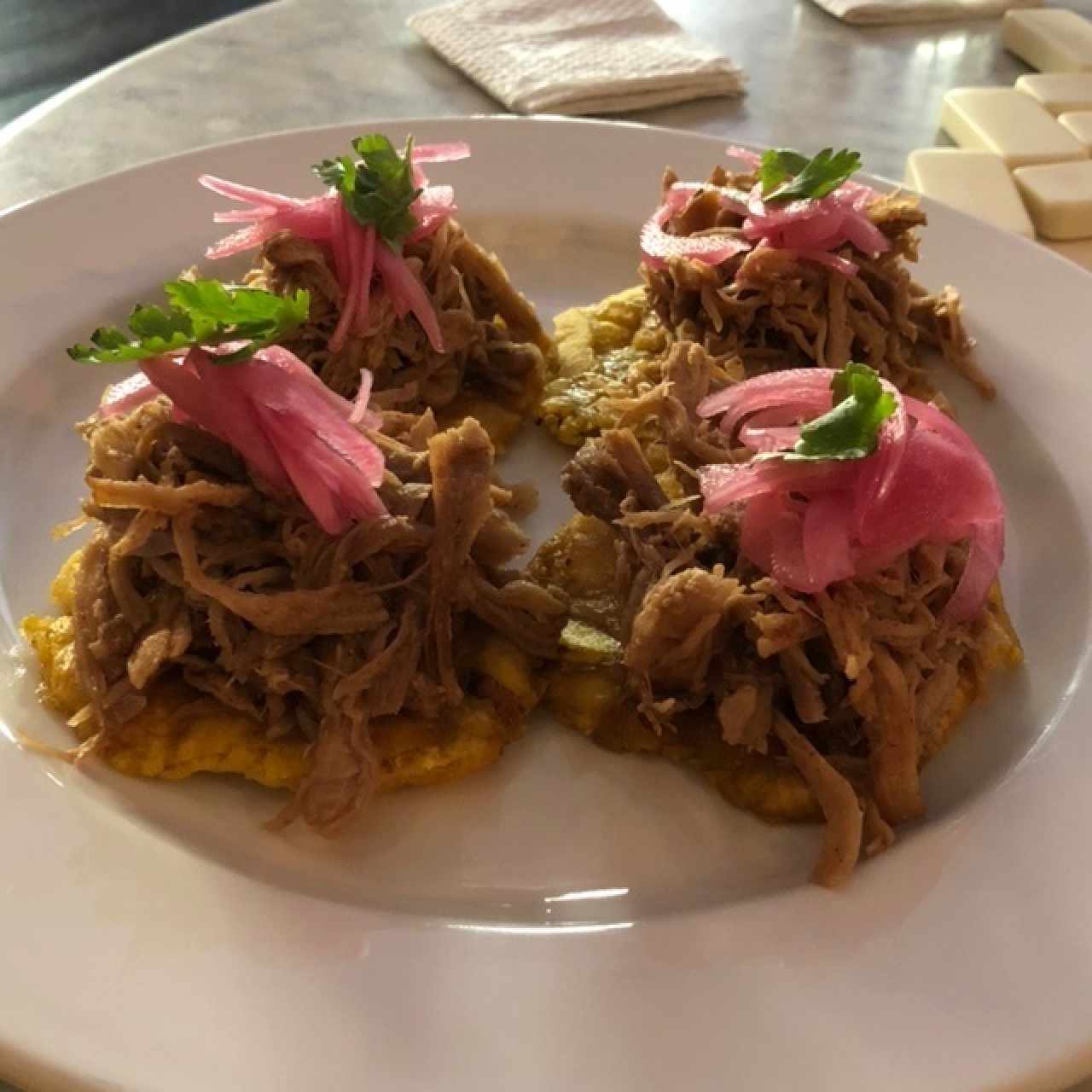 Tostones de Puerco Desmechado con Cebolla Encurtida