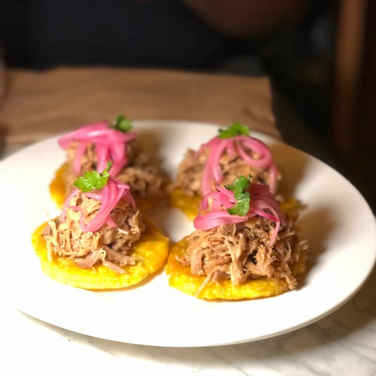 Tostones de Puerco Desmechado con Cebolla Encurtida