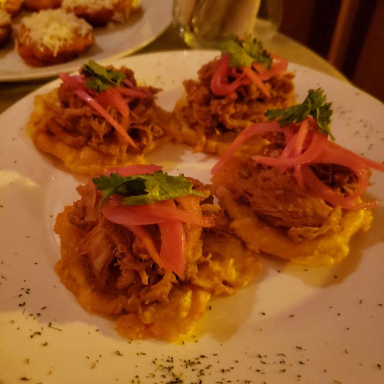 Tostones de Puerco Desmechado con Cebolla Encurtida