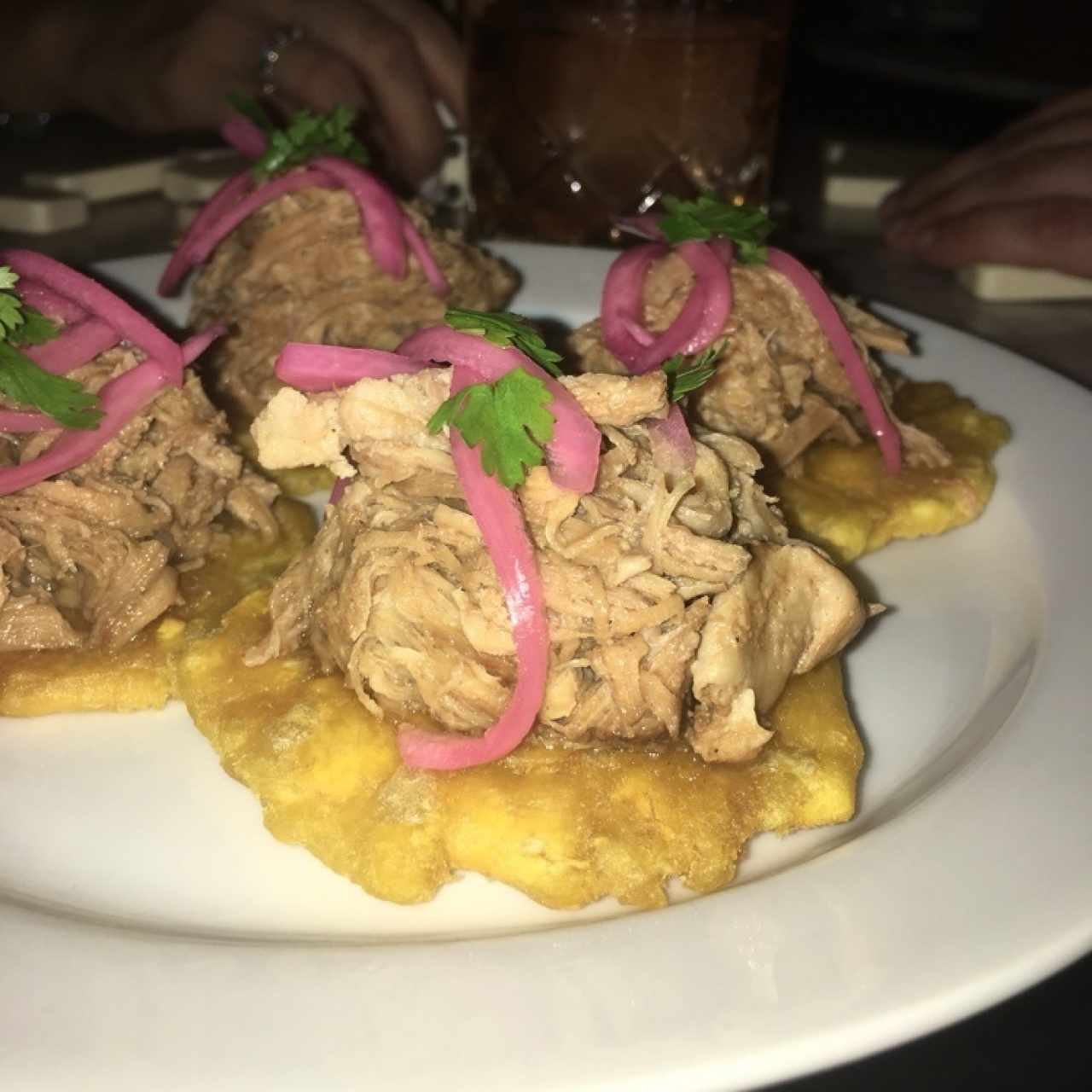 patacones con puerco deshilachado