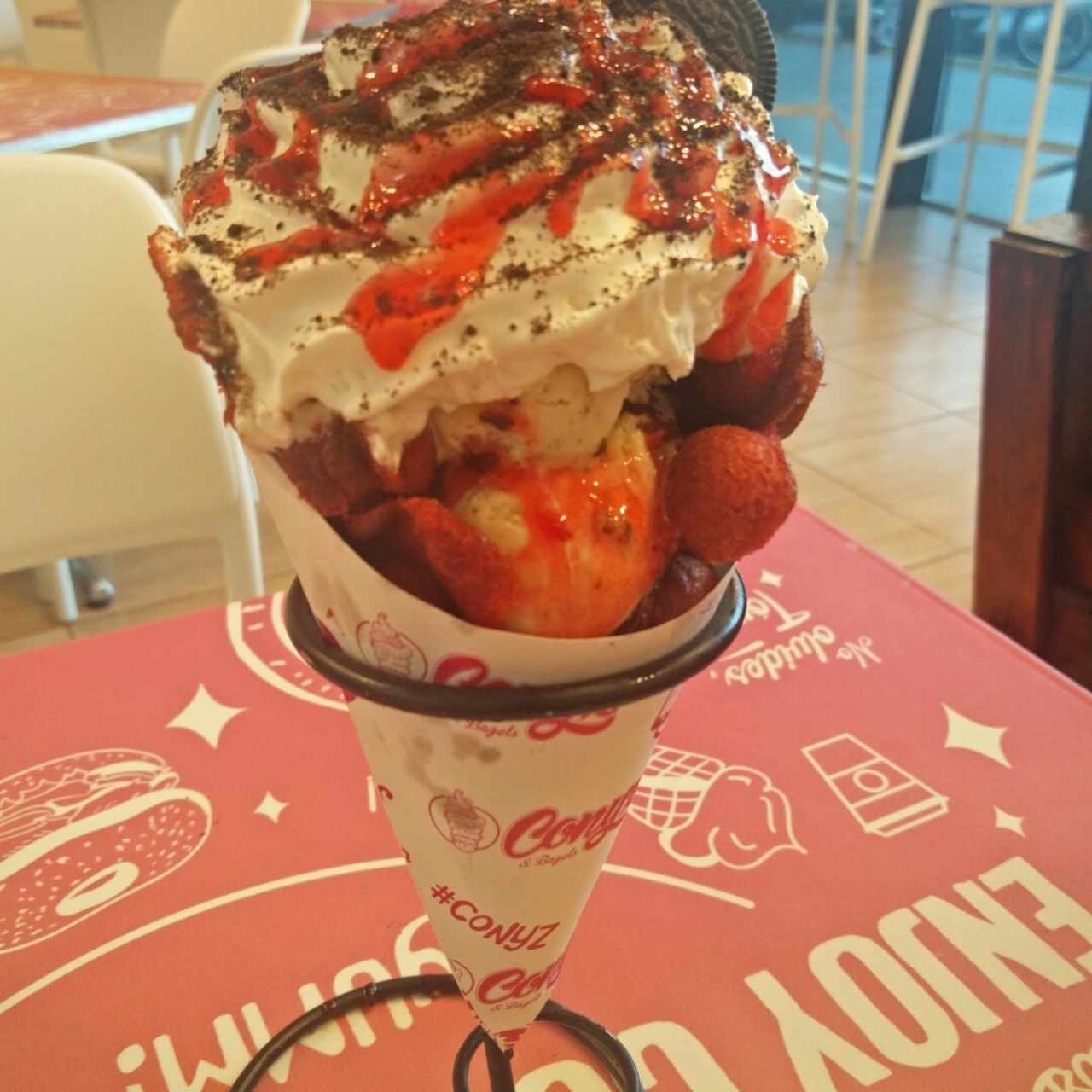 Cono Waffle de red velvet cake