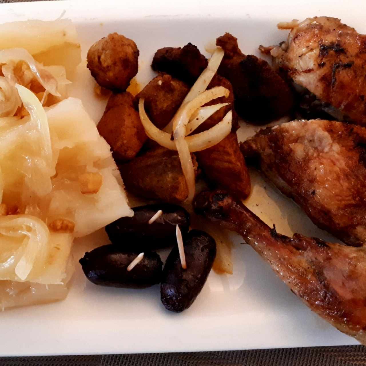 Picada con chorizo, pollo al carbón, chicharrón de carne y yuca al mojo