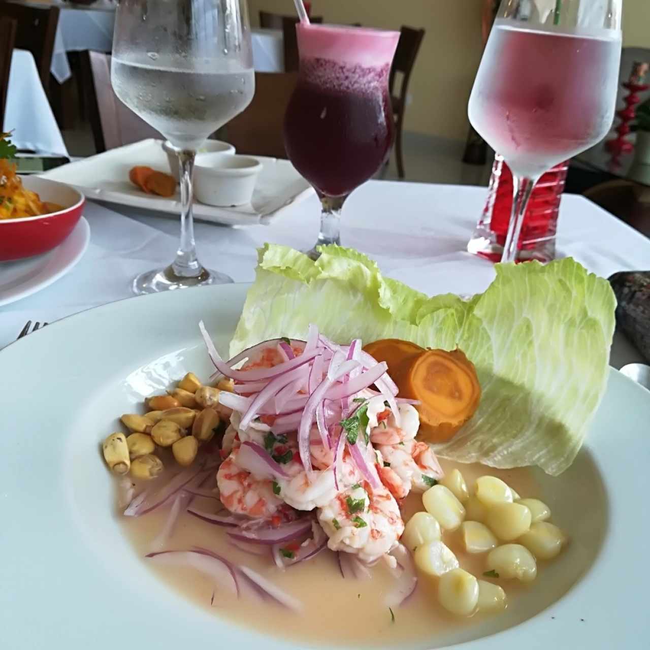 ceviche de camarón en salsa tradicional con chicha morada 