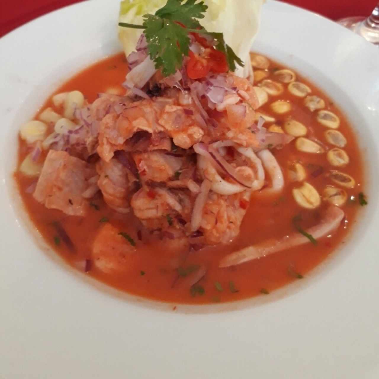 Ceviche Mixto, acompañado de maíz peruano y camote.