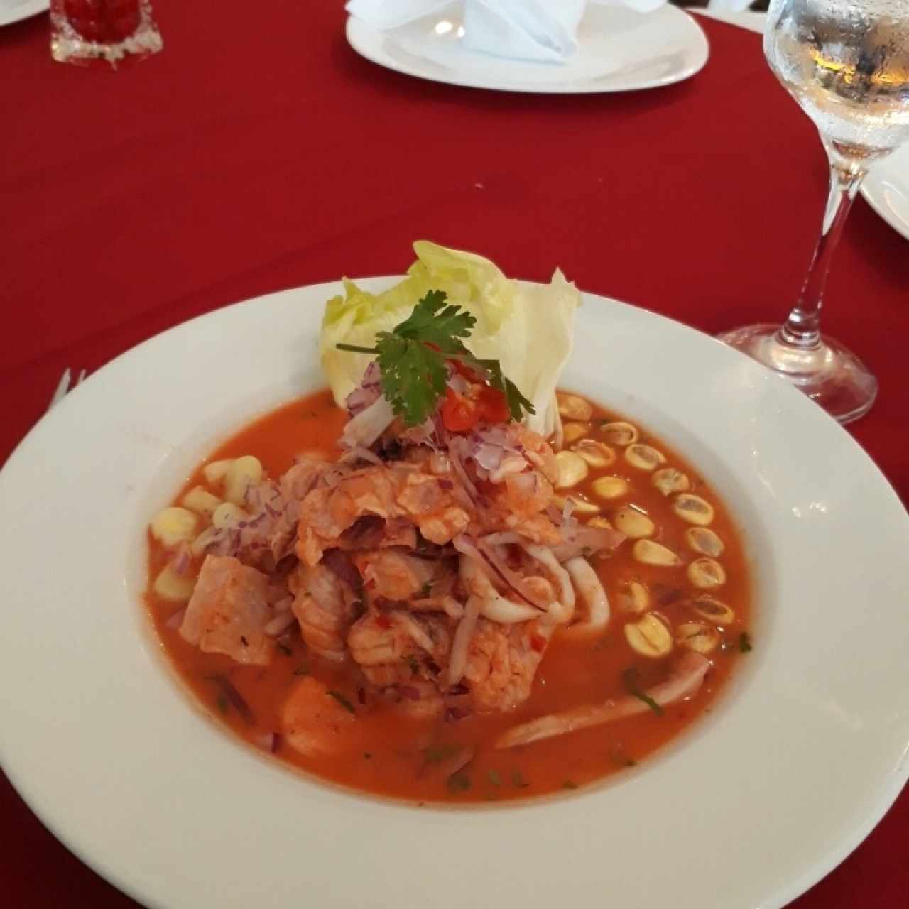 Ceviche Mixto, acompañado de maíz peruano y camote.