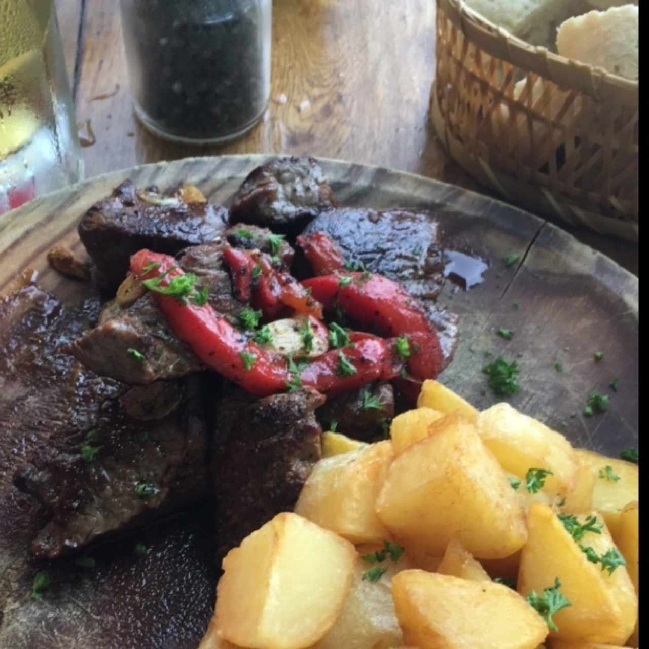 Filete de res con papas salteadas