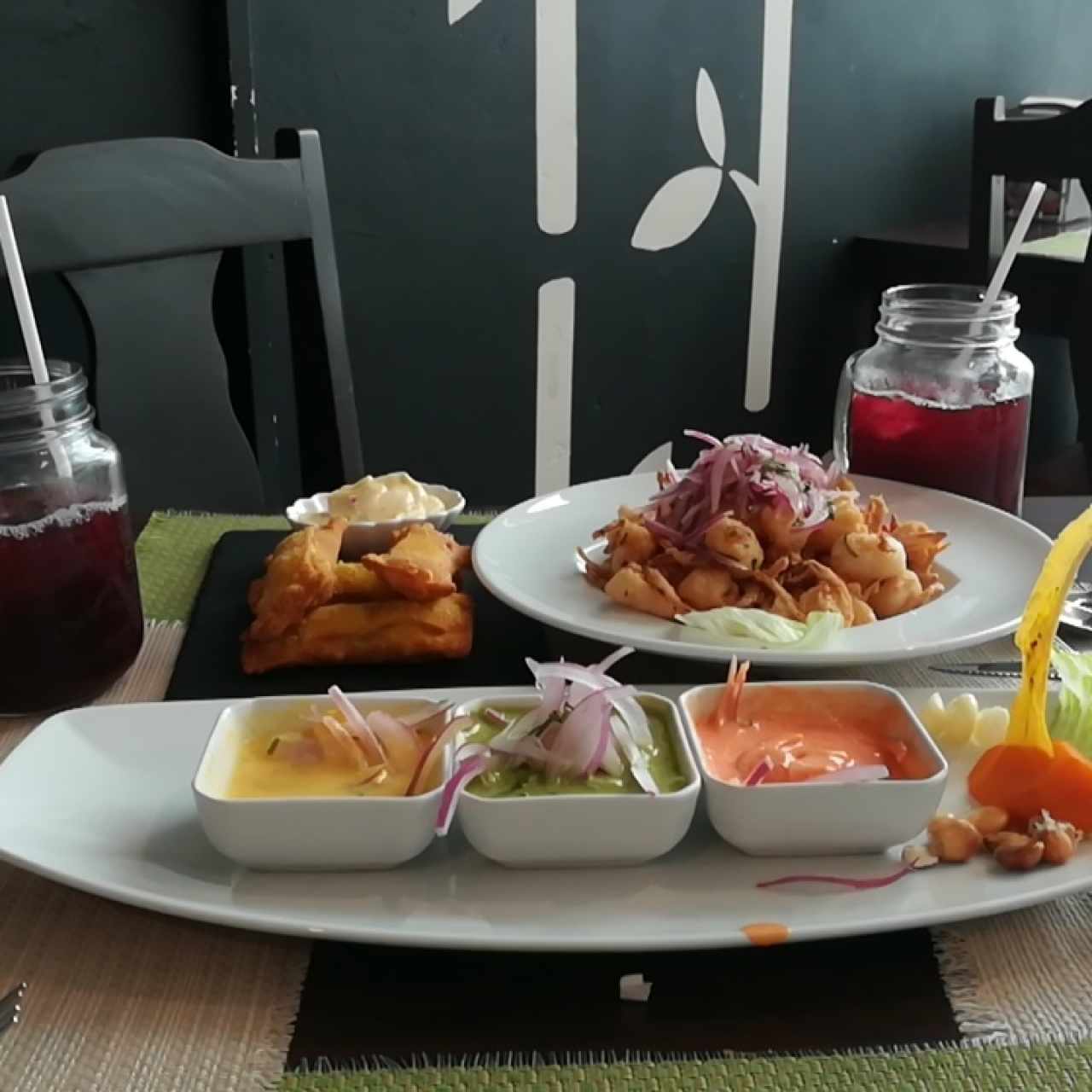 ceviches varios y tequeños de mariscos