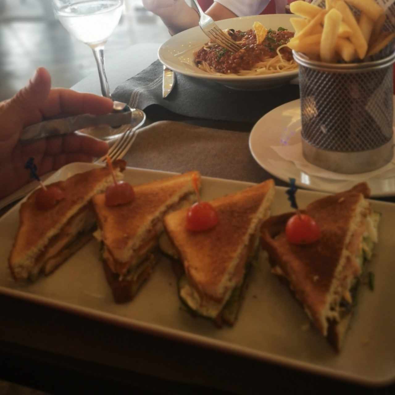 Club Sandwich de Salmón y Bolognesa