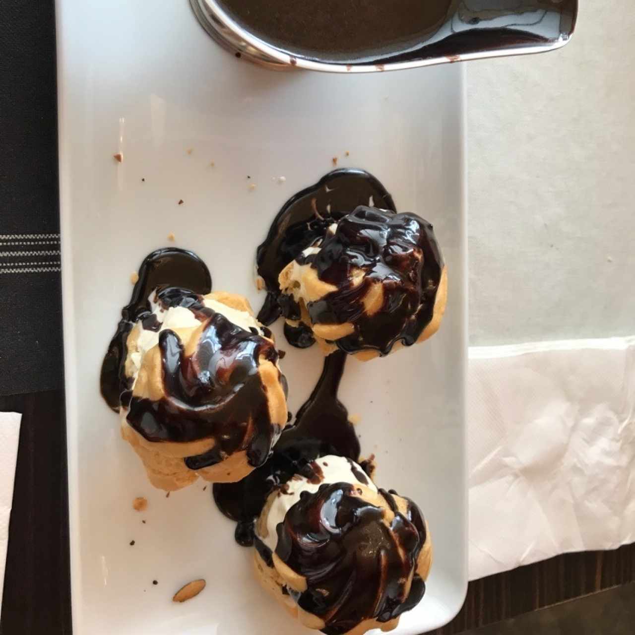 profiterol con helado de vainilla 