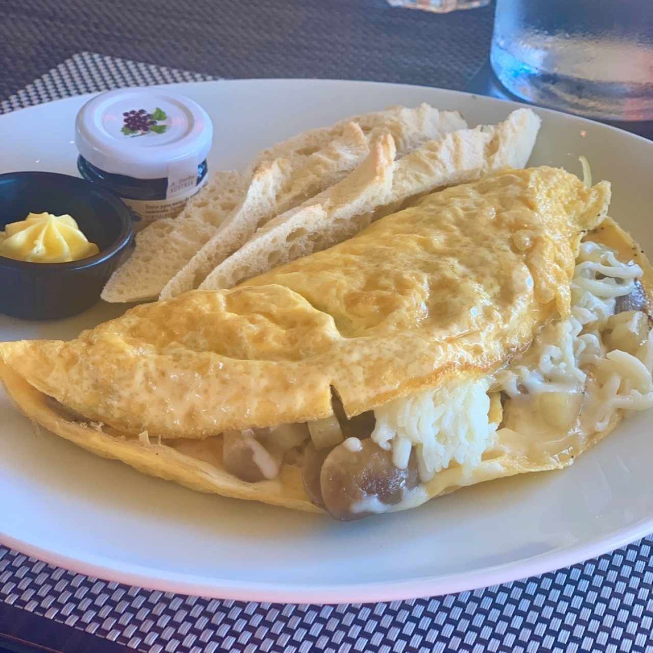 Omelette de hongos fescos, cebolla y queso