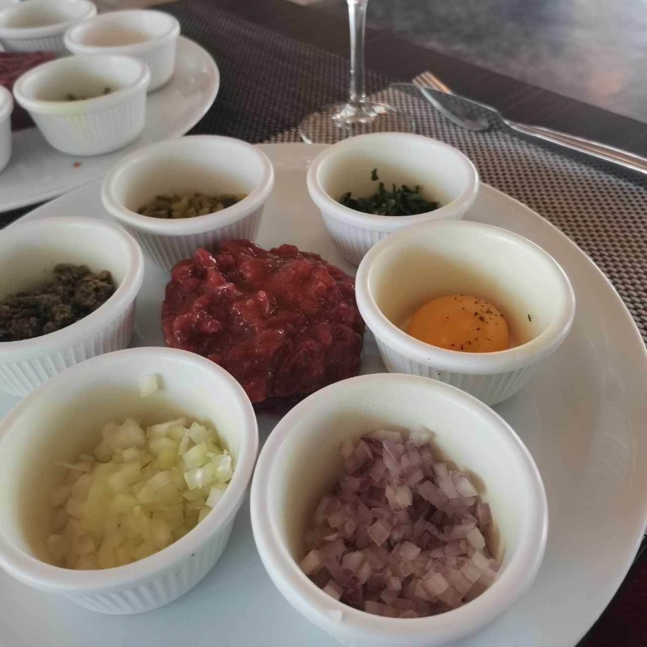 Tartare de Boeuf Haché au Couteau, Pommes Frites ou Salade