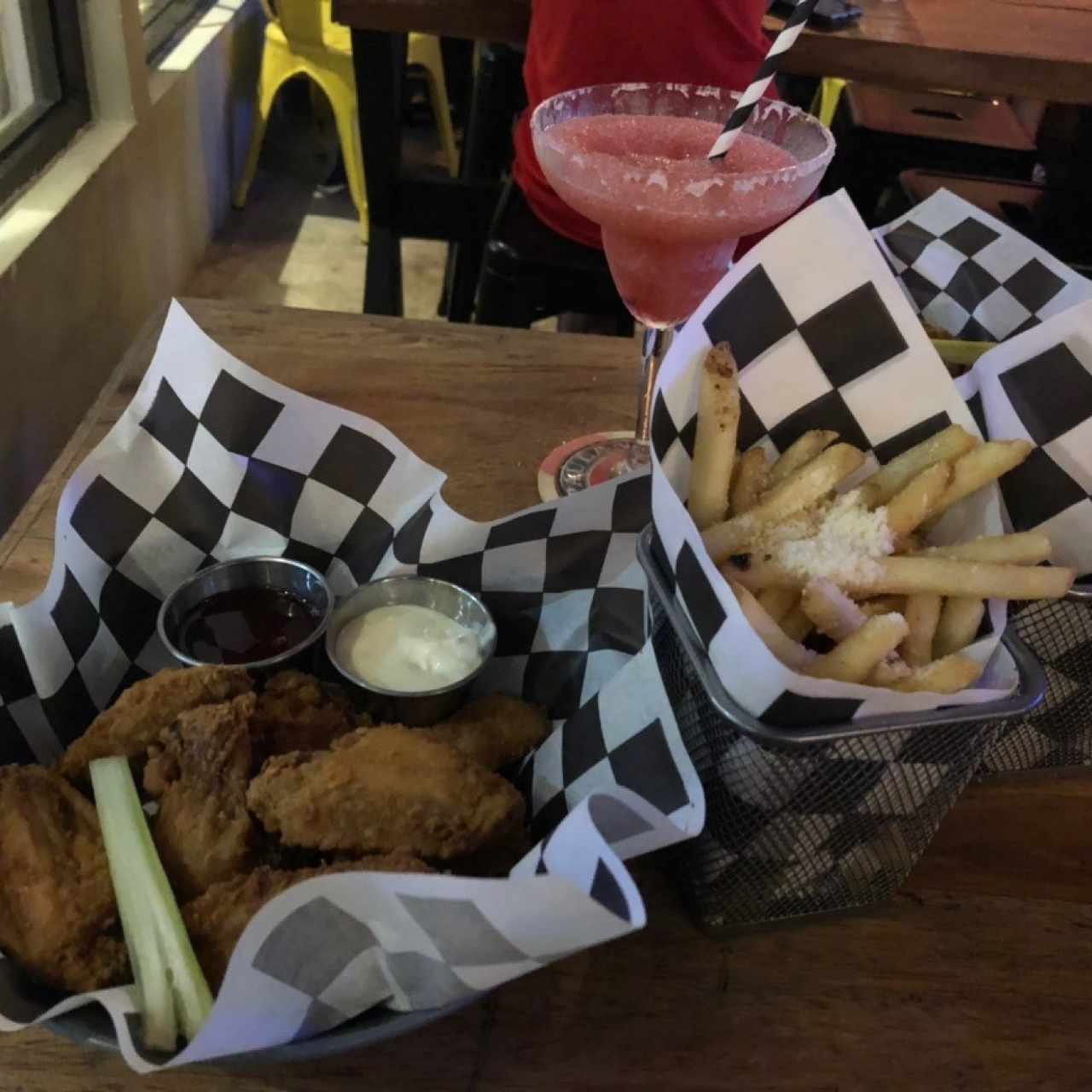 Wings y papas fritas con queso parmesano