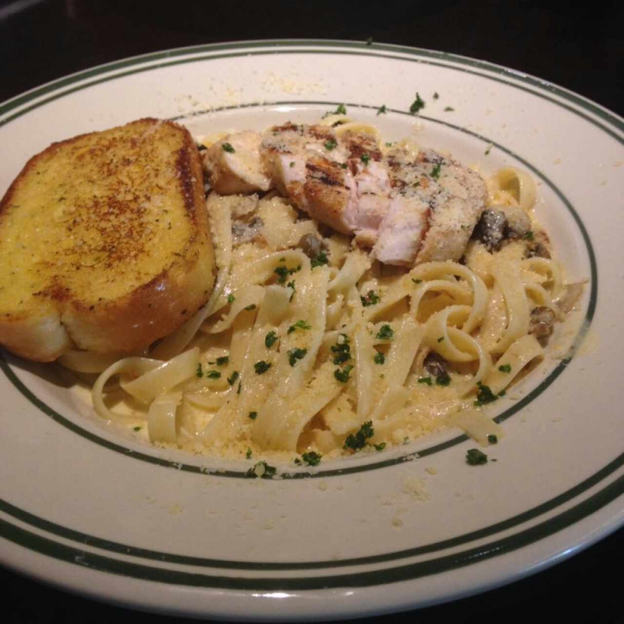 PASTA ALFREDO CON POLLO A LA PLANCHA