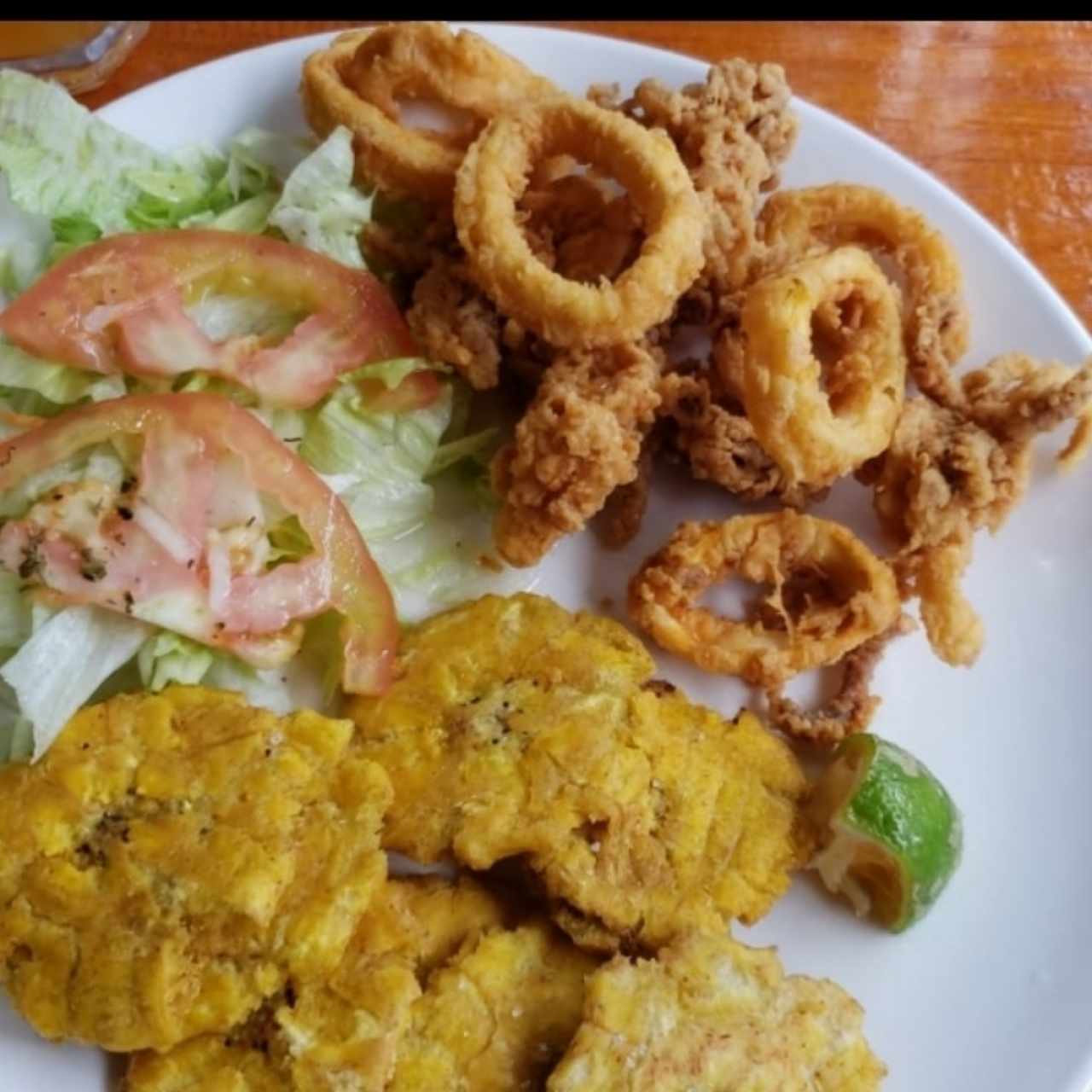 calamares apanados con patacones y ensalada