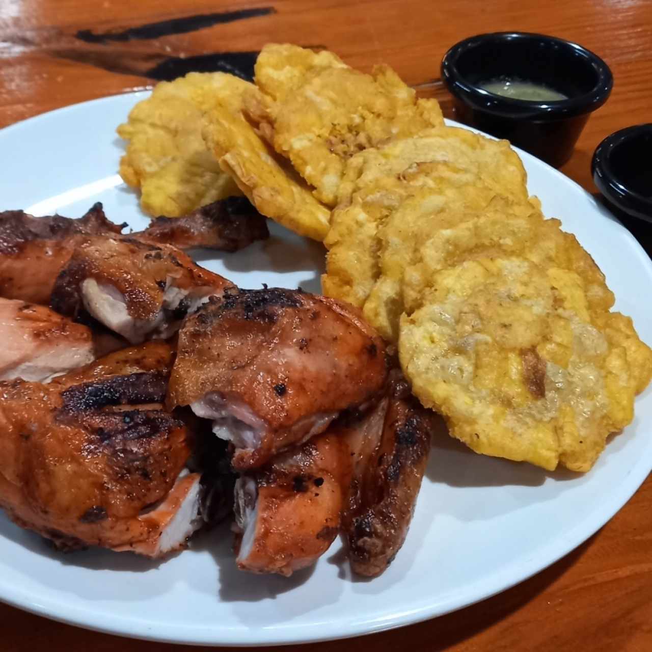 medio pollo asado con patacones