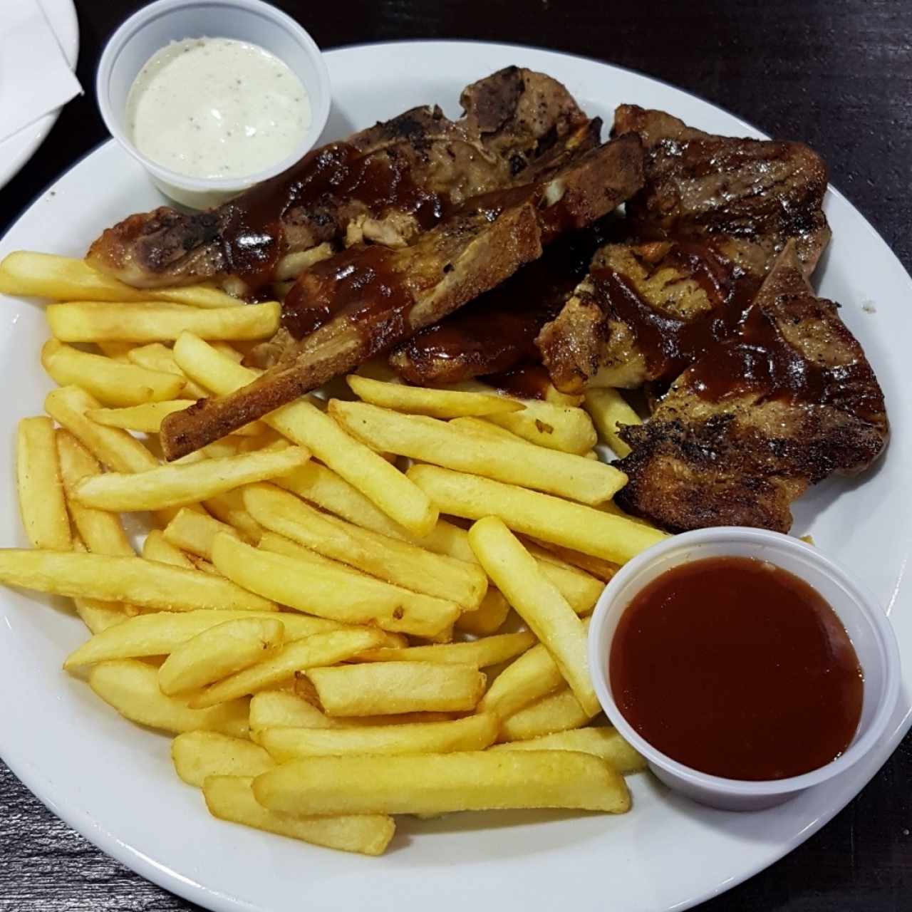 Chuleta asada con papas fritas